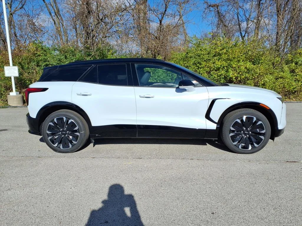 New 2026 Polar White Tricoat Chevrolet RS image 17