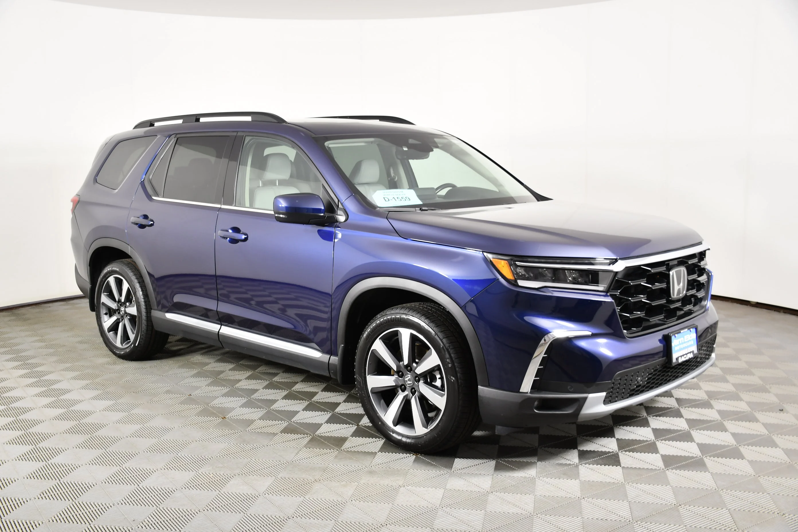 Used 2025 Obsidian Blue Pearl Honda Touring image 4