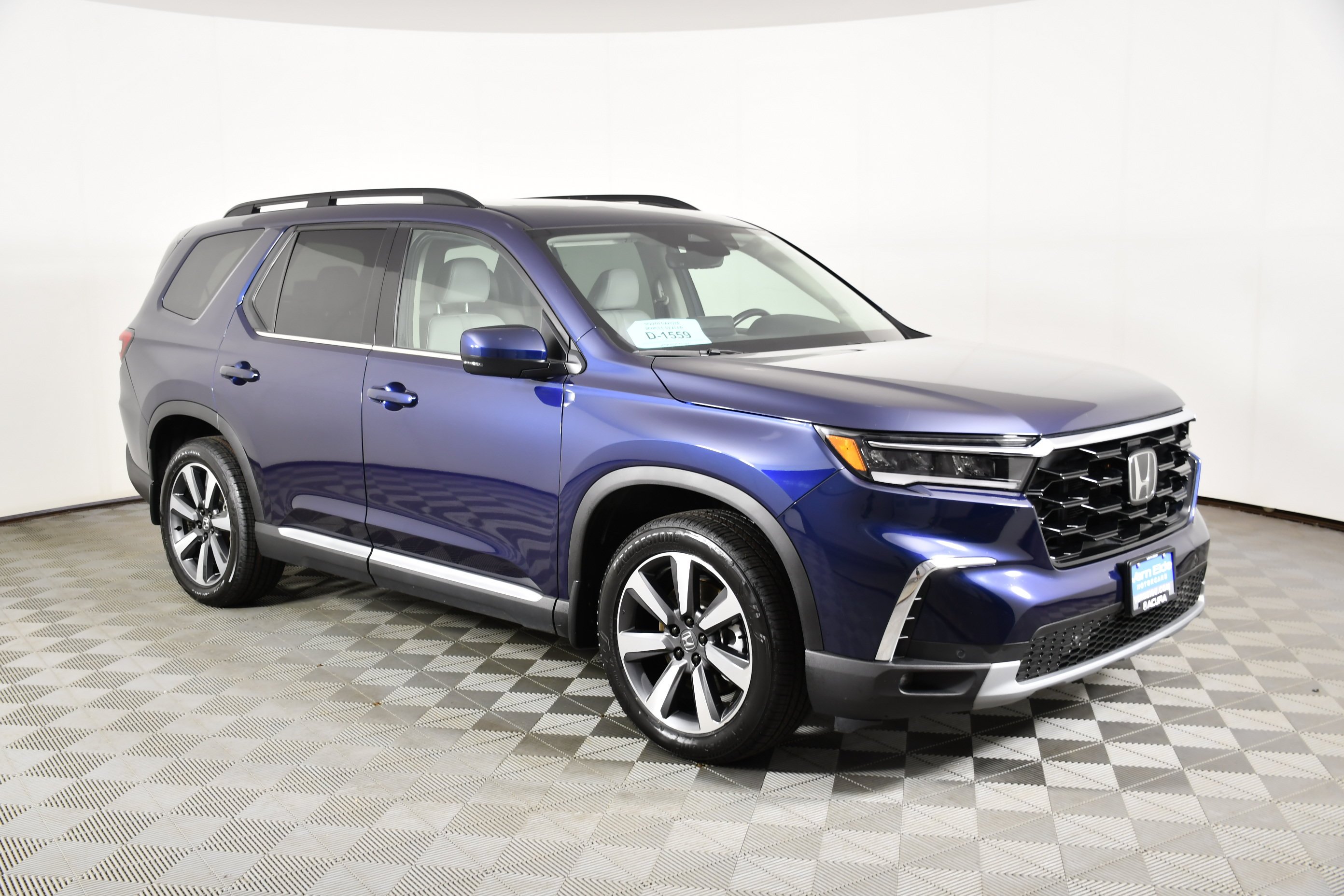 Used 2025 Obsidian Blue Pearl Honda Touring image 4