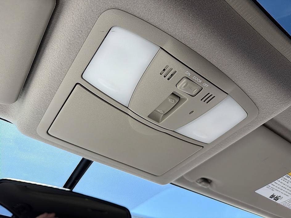 Used 2013 Brilliant Silver Nissan SL image 27