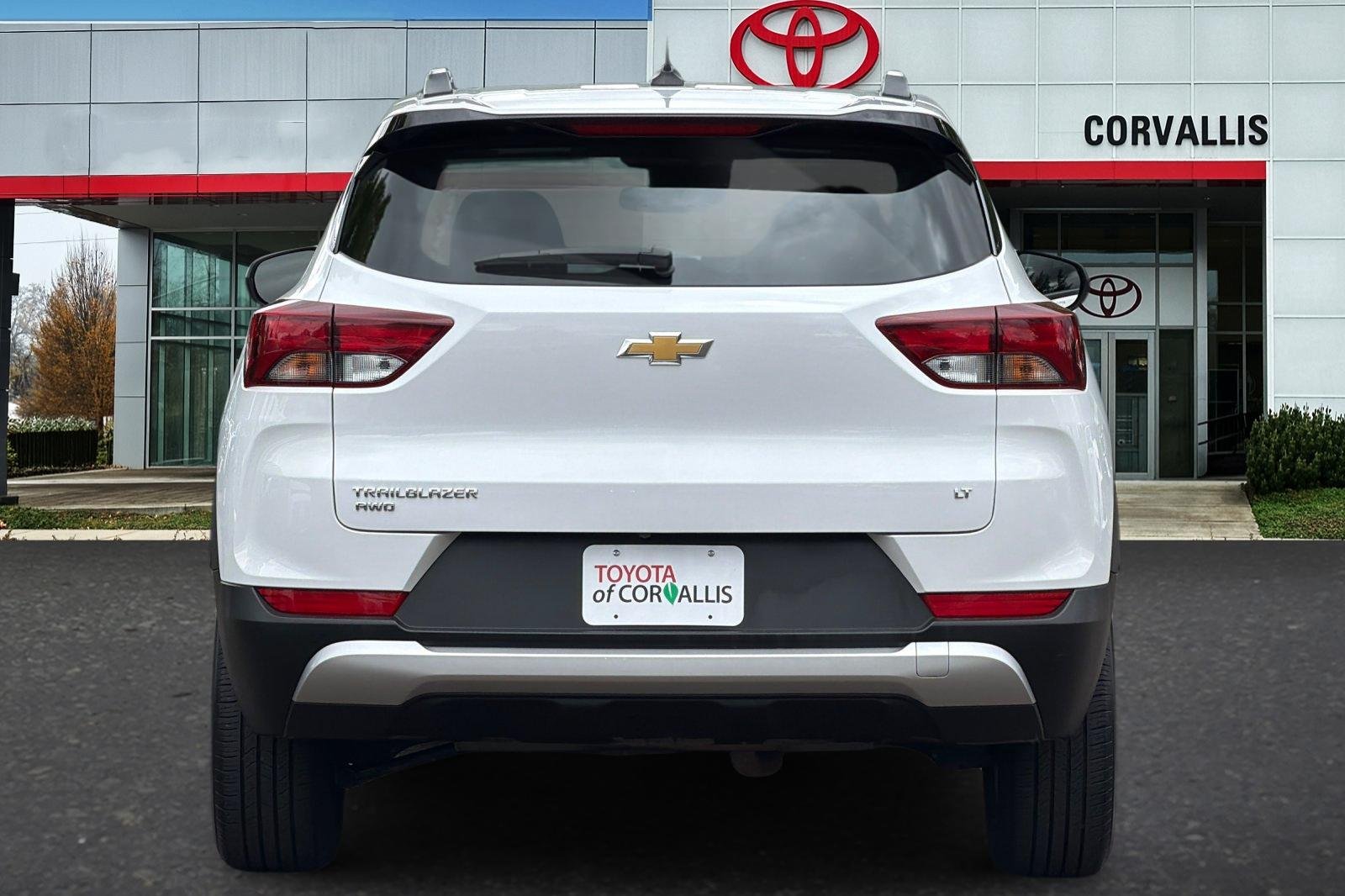 Used 2025 Summit White Chevrolet LT image 5