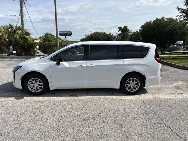 New 2027 Bright White Clear-Coat Exterior Paint Chrysler Select image 7