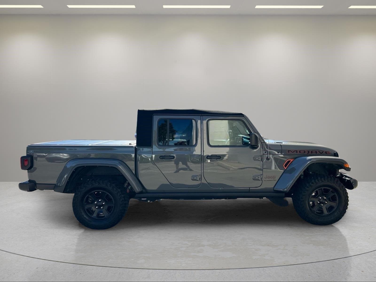 Used 2022 Sting-Gray Clearcoat Jeep Mojave image 10