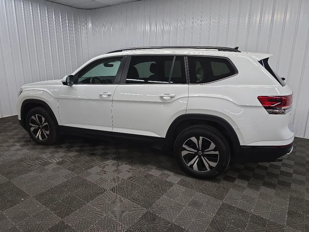Used 2024 White Volkswagen 2.0T SE image 4