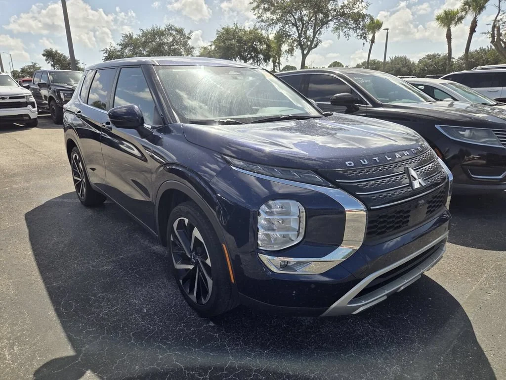 Used 2024 Cosmic Blue Metallic Mitsubishi SE image 2
