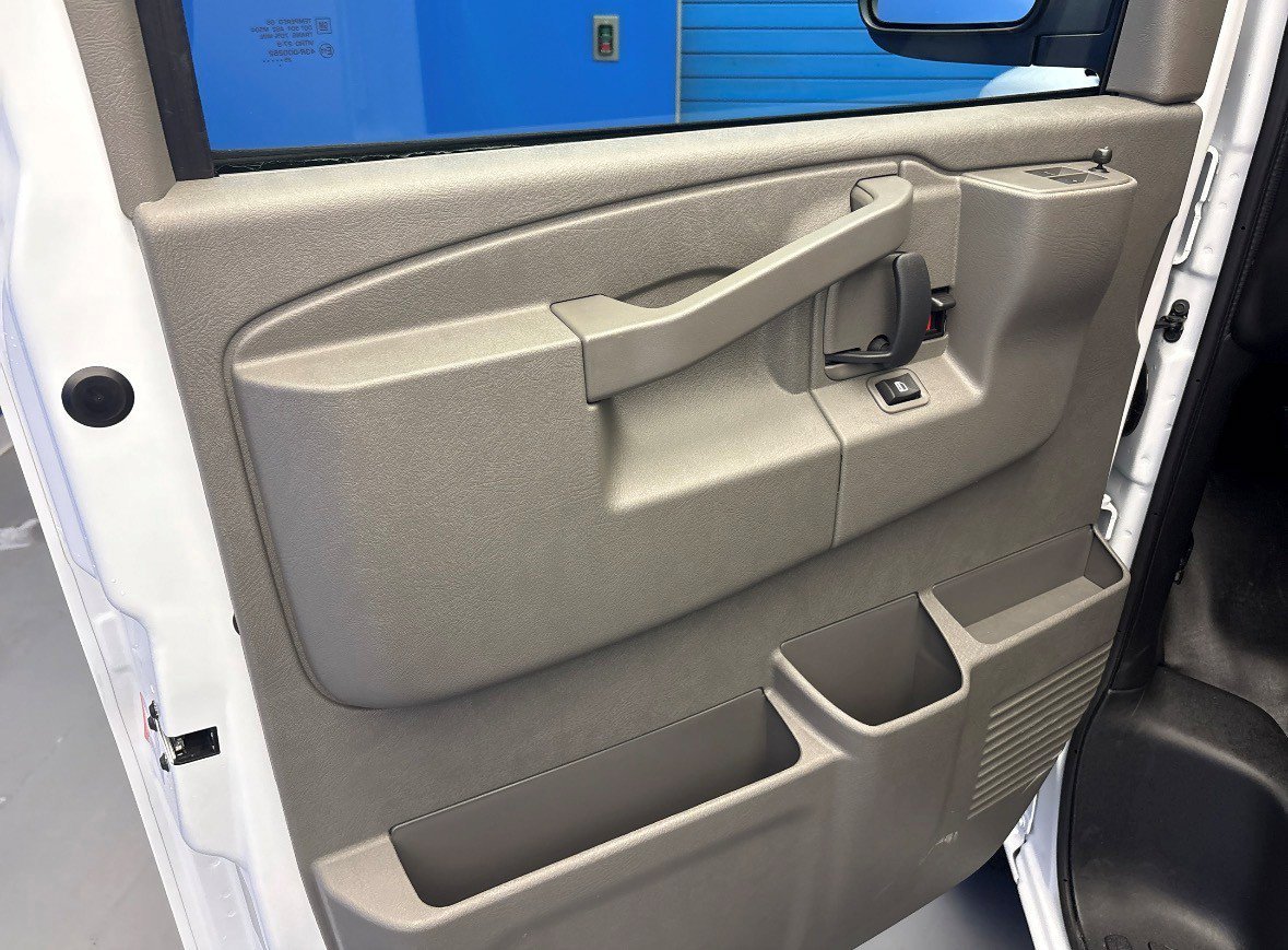 2025 Chevrolet Express Passenger LS - Photo 10