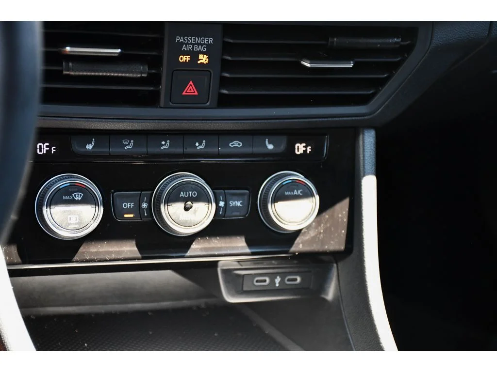 Used 2023 Opal White Pearl Volkswagen SE image 32
