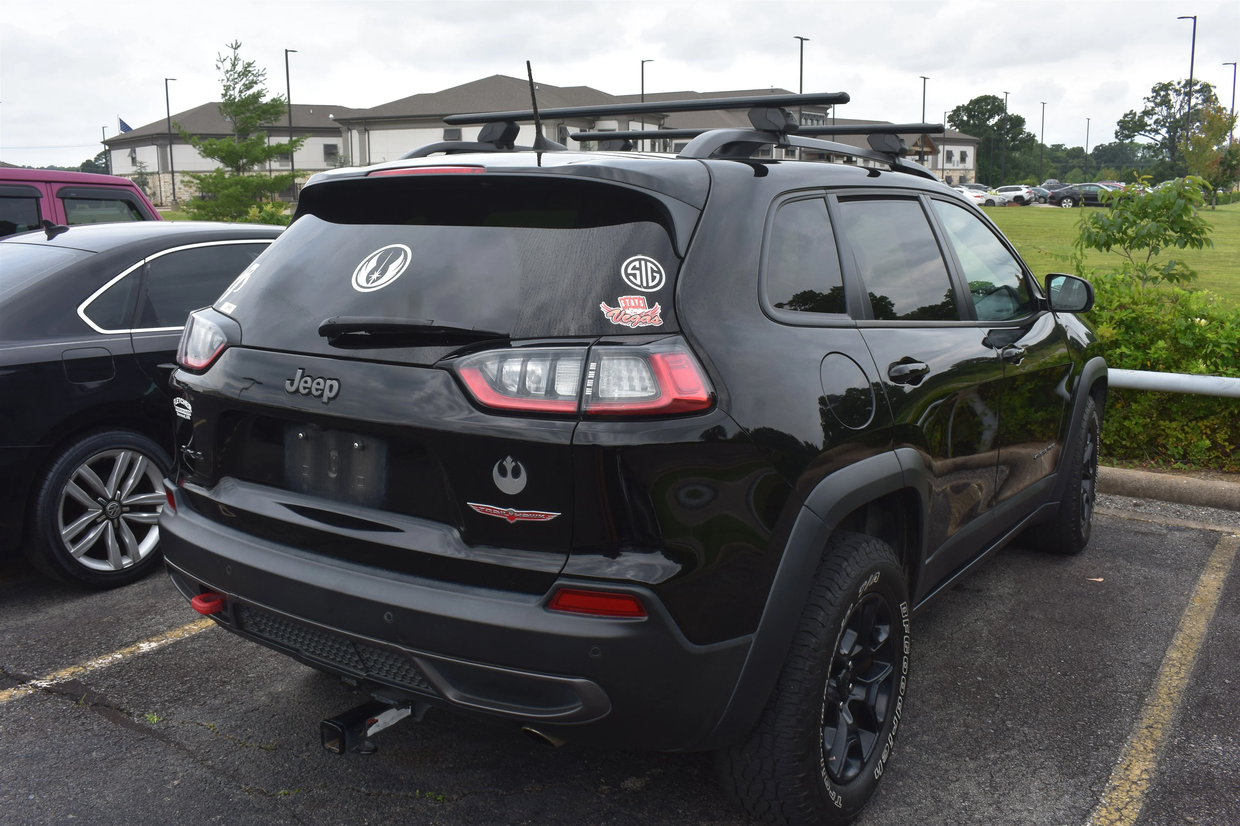 Used 2021 Diamond Black Crystal Pearlcoat Jeep Trailhawk image 4