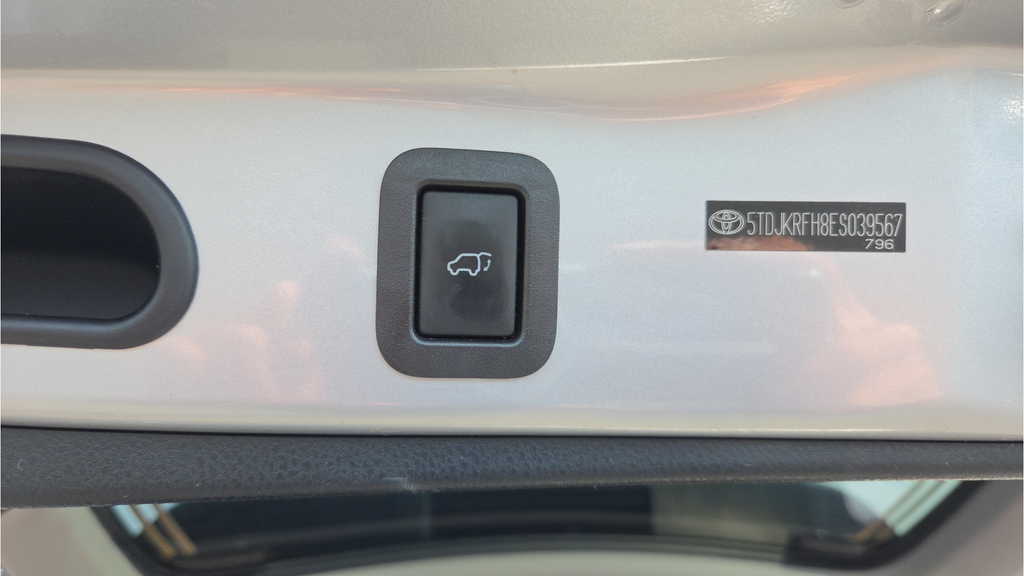 Used 2014 Silver Toyota XLE V6 image 58