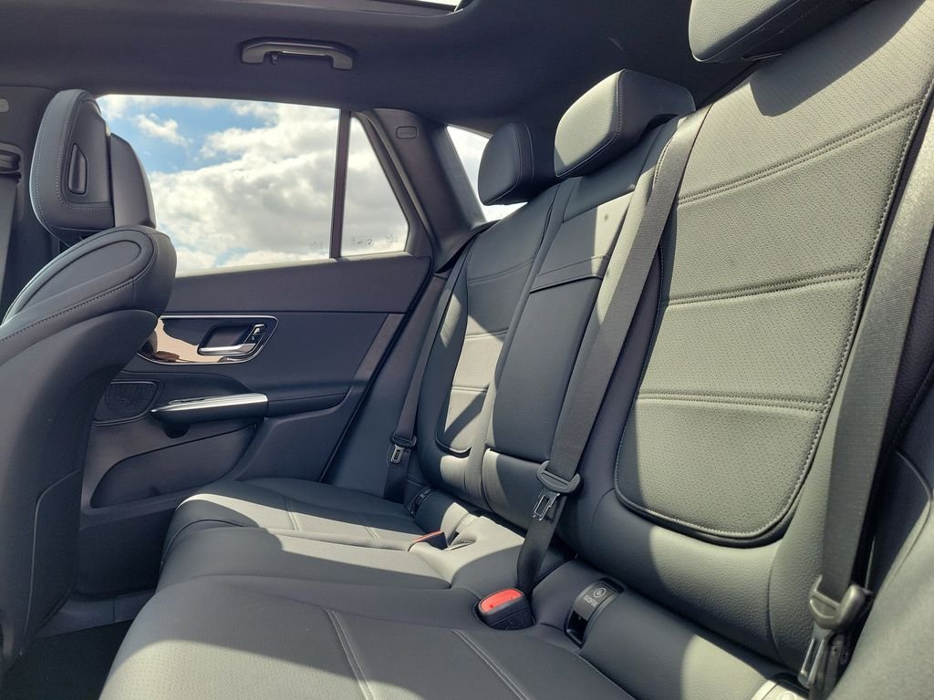 New 2026 MANUFAKTUR Moonlight White Metallic Mercedes-Benz GLC 300 image 11