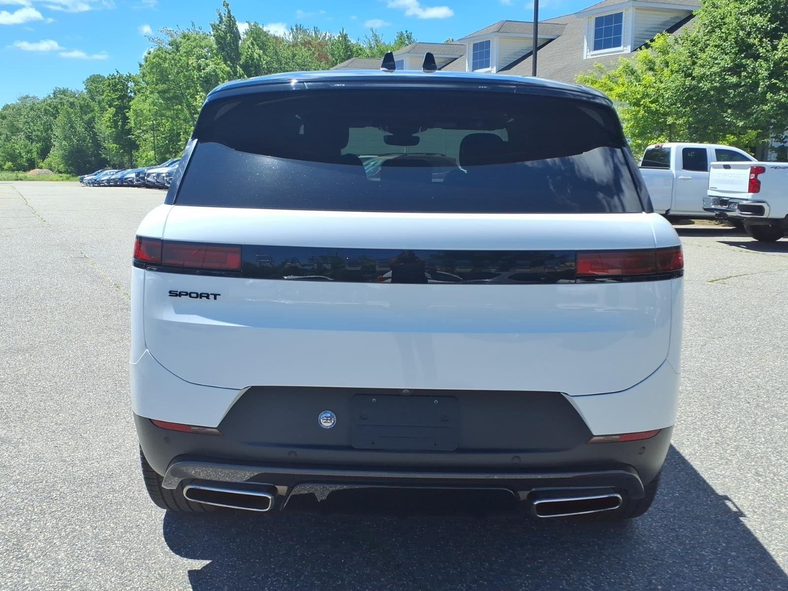 Used 2024 Fuji White Land Rover SE image 6