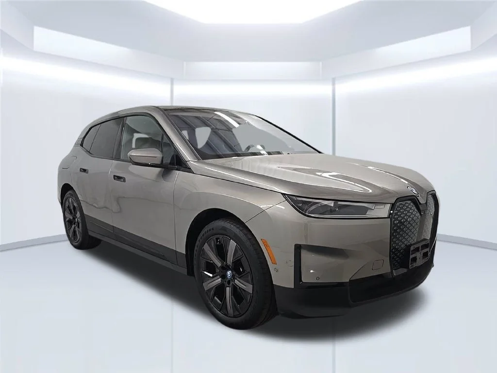 Used 2024 Gray BMW xDrive50 image 12