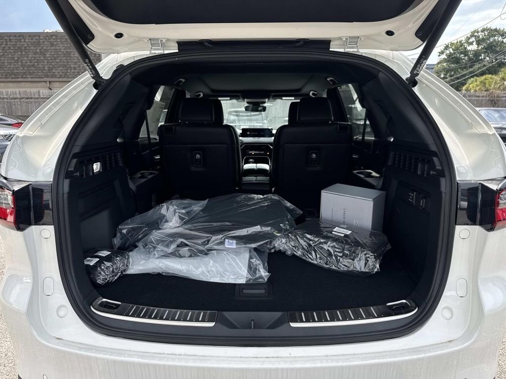New 2026 Rhodium White Premium Mazda 3.3 Turbo S Premium Plus AWD image 7