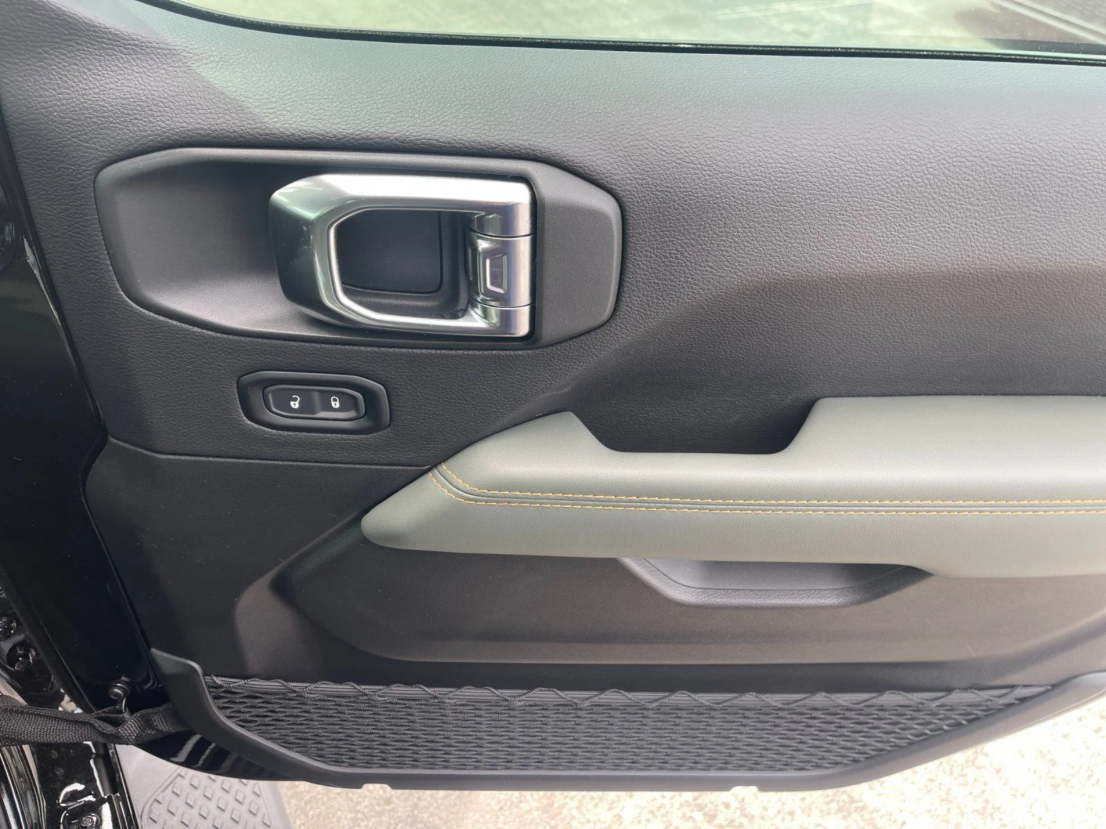 Used 2025 Black Jeep Mojave image 18