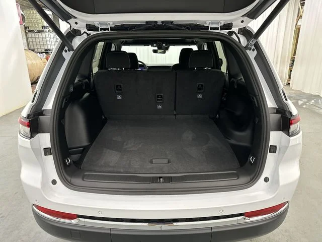 New 2027 Bright White Clearcoat Jeep Laredo X image 23