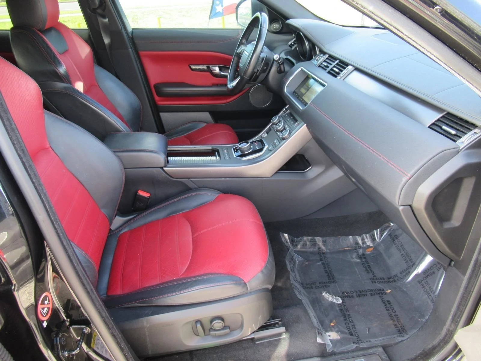Used 2018 Santorini Black Land Rover HSE Dynamic image 10