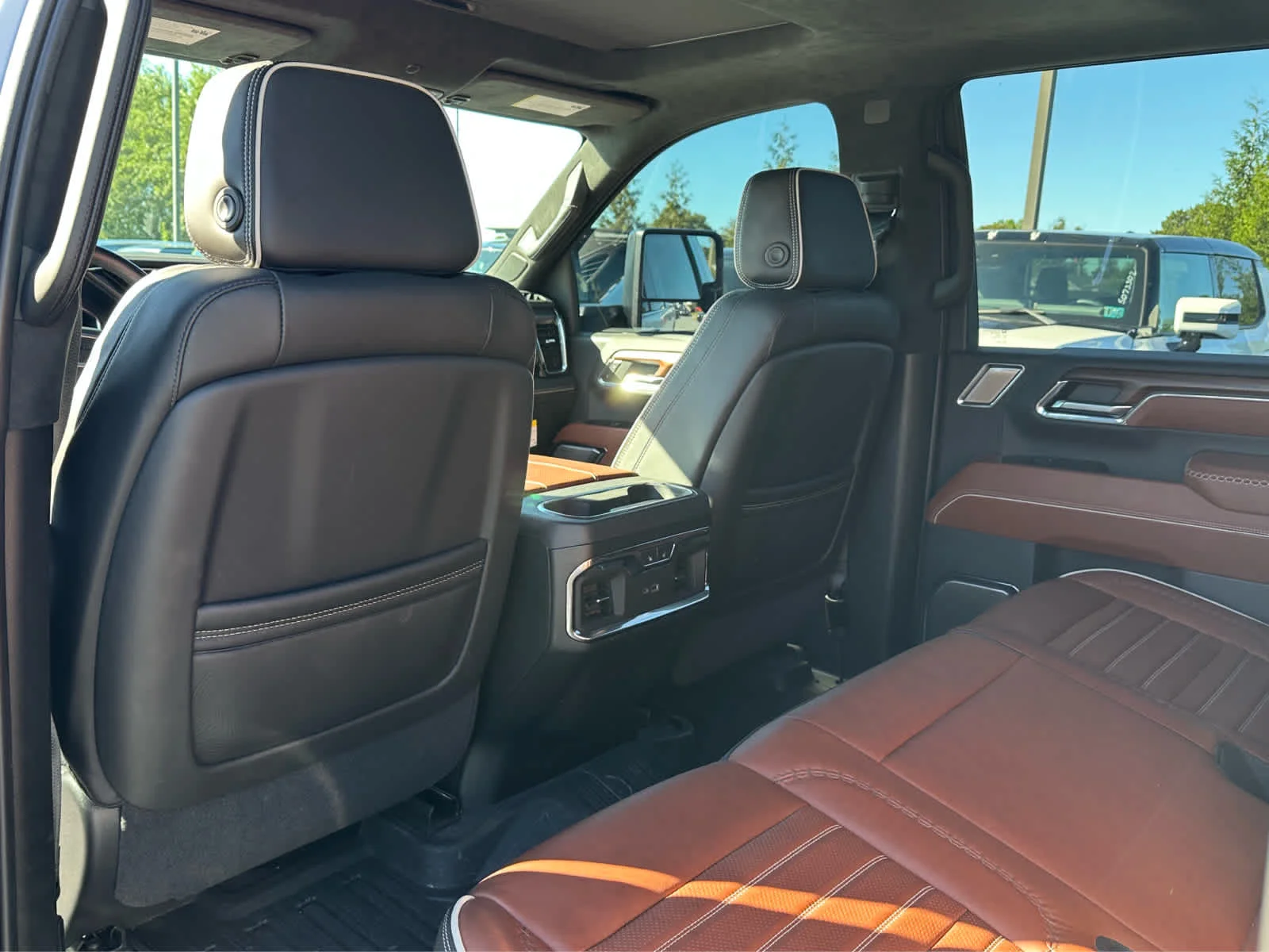 Used 2024 White Frost Tricoat GMC Denali Ultimate image 13