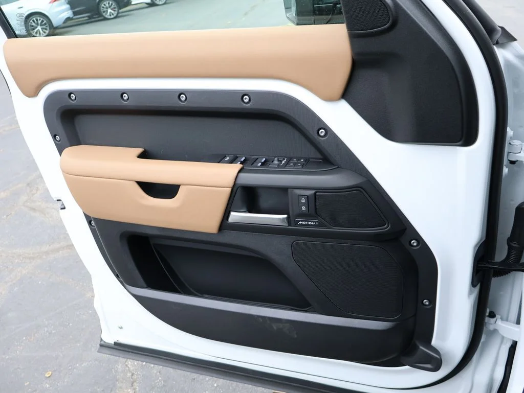New 2026 Fuji White Land Rover S image 35