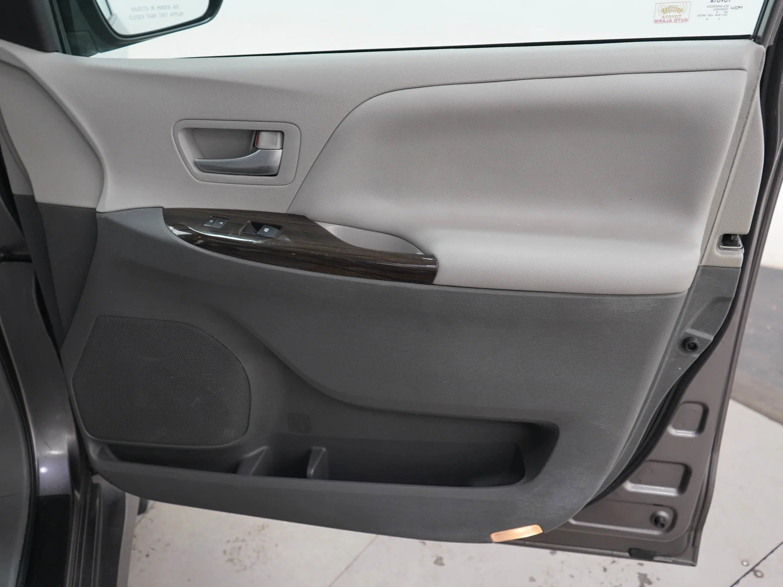 Used 2019 Gray Toyota XLE image 9