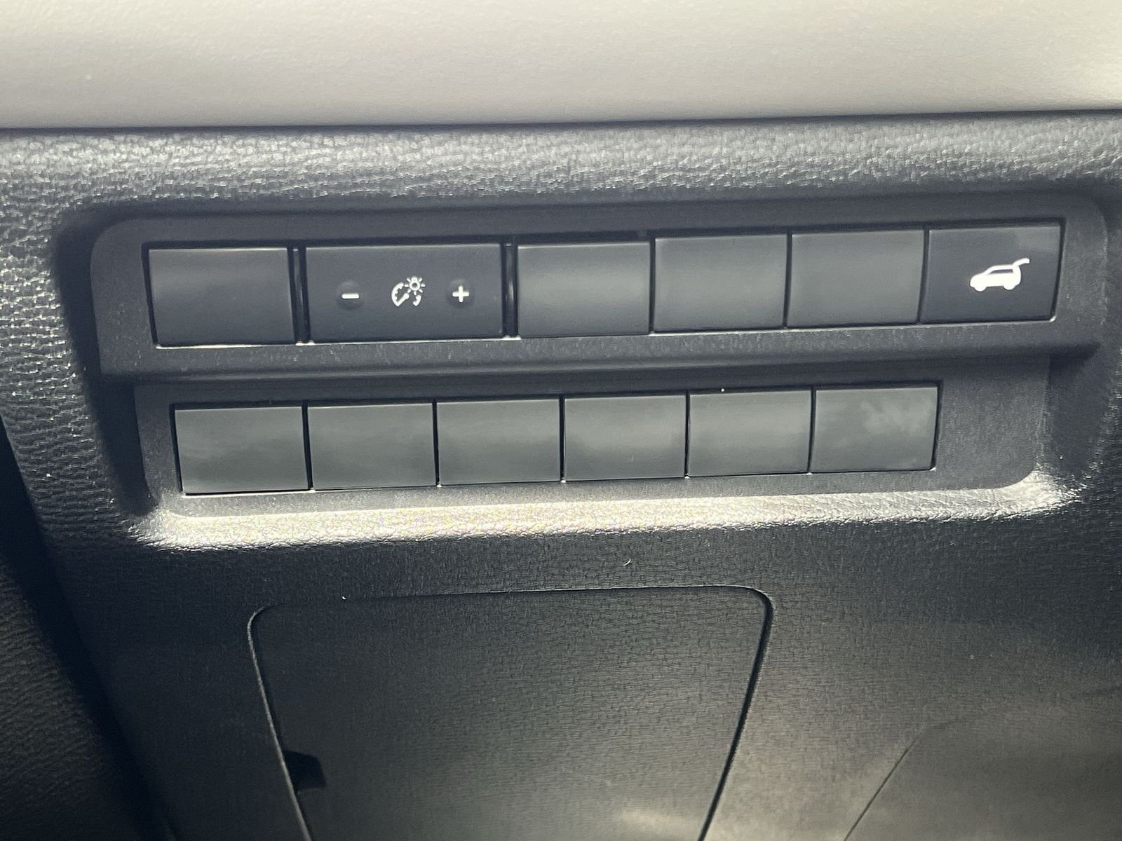 Used 2025 White Mitsubishi SE image 18