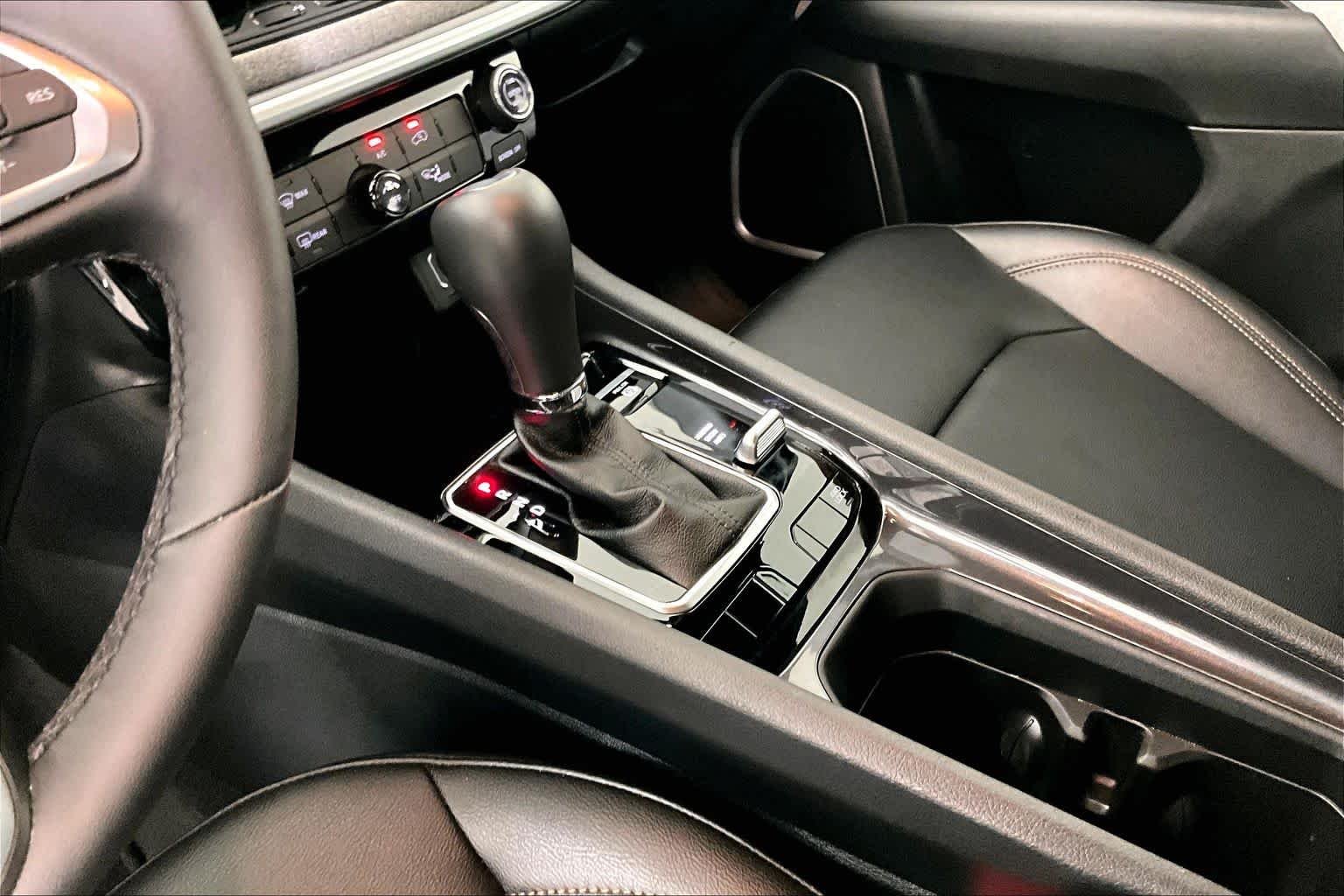 Used 2024 White Jeep Latitude Lux FWD image 16
