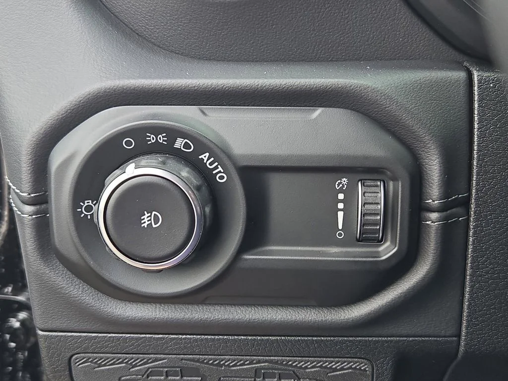 2025 Jeep Wrangler 4-Door Sahara - Photo 31