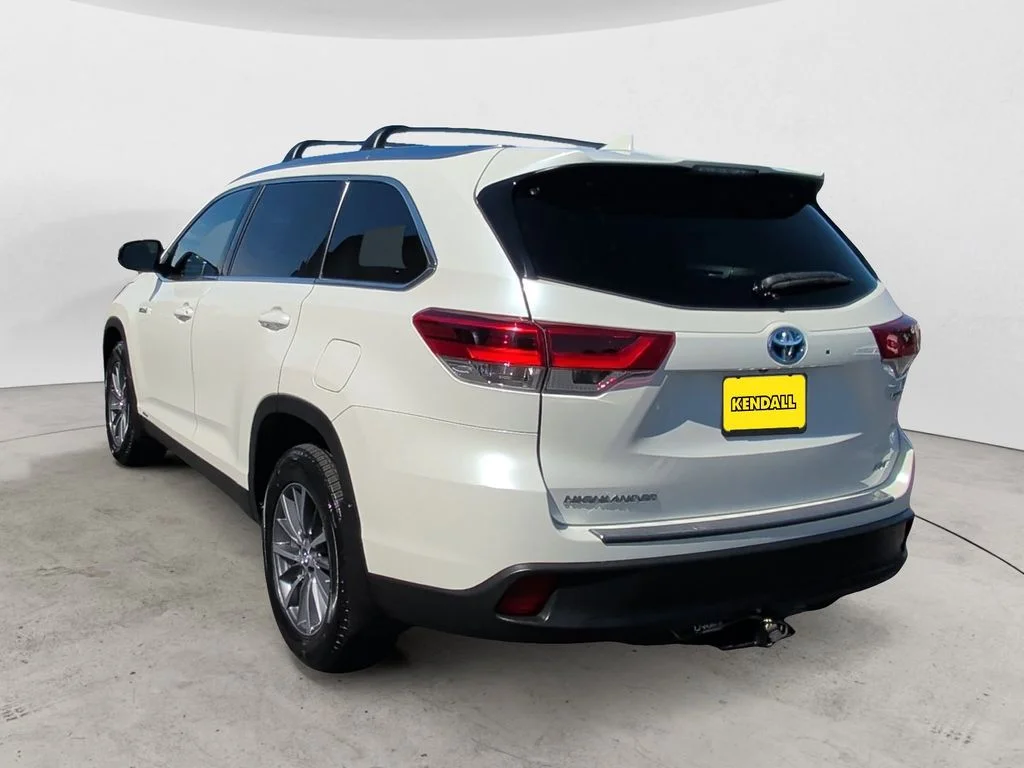 Used 2019 White Toyota XLE image 3