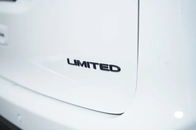 New 2026 Bright White Clear-Coat Exterior Paint Chrysler Limited image 38