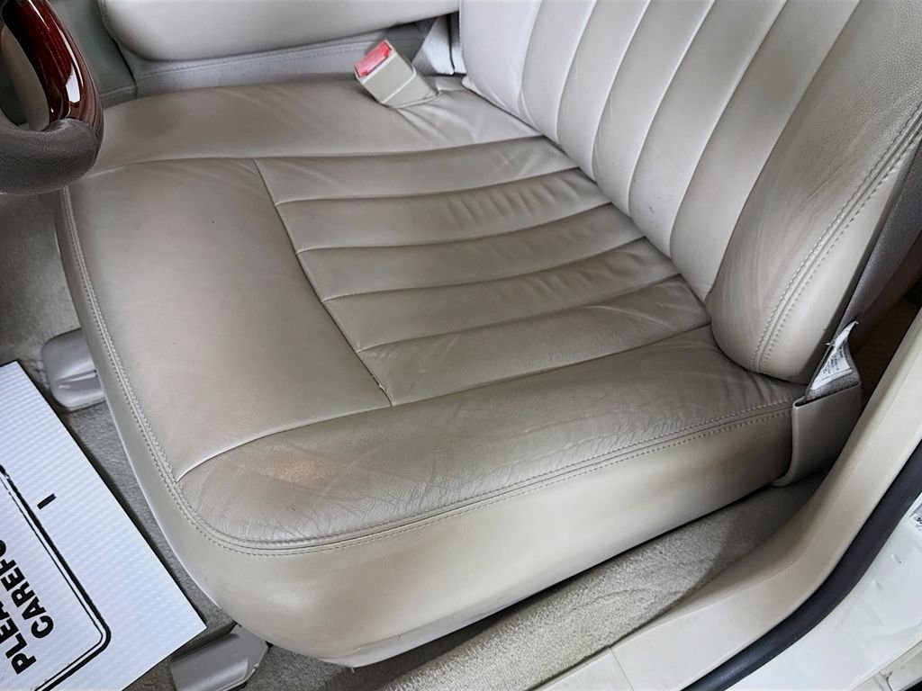 Used 2003 White Pearlescent Clearcoat Metallic Tri-Coat Lincoln Signature image 18
