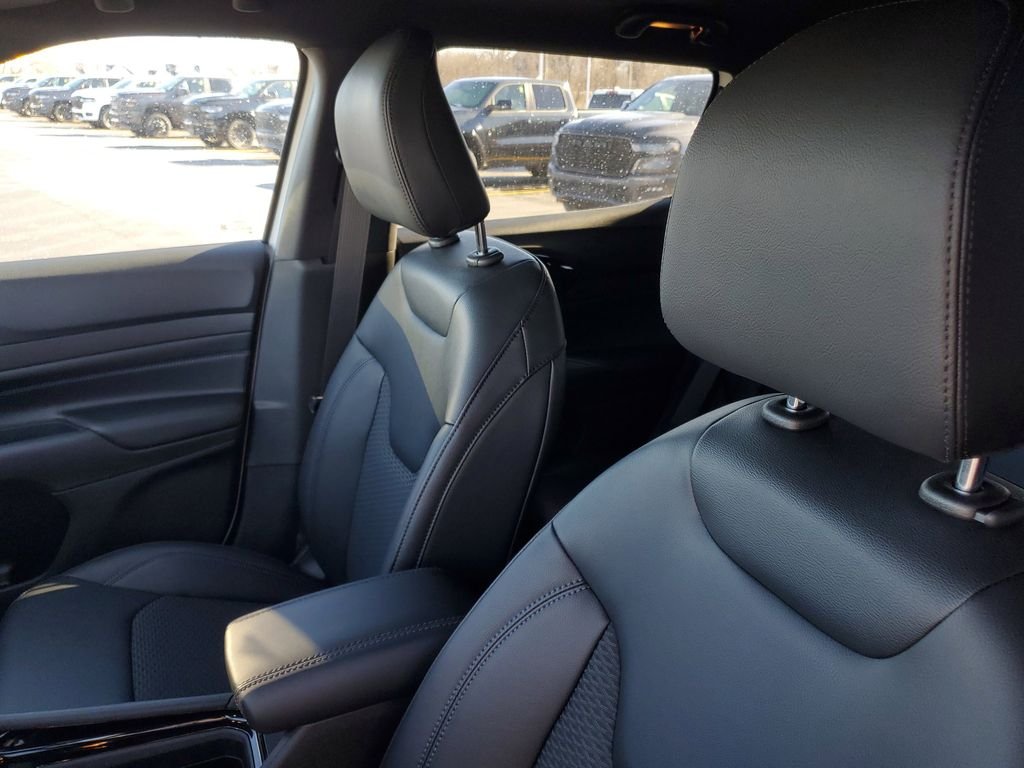 New 2026 Bright White Clearcoat Jeep Latitude image 17