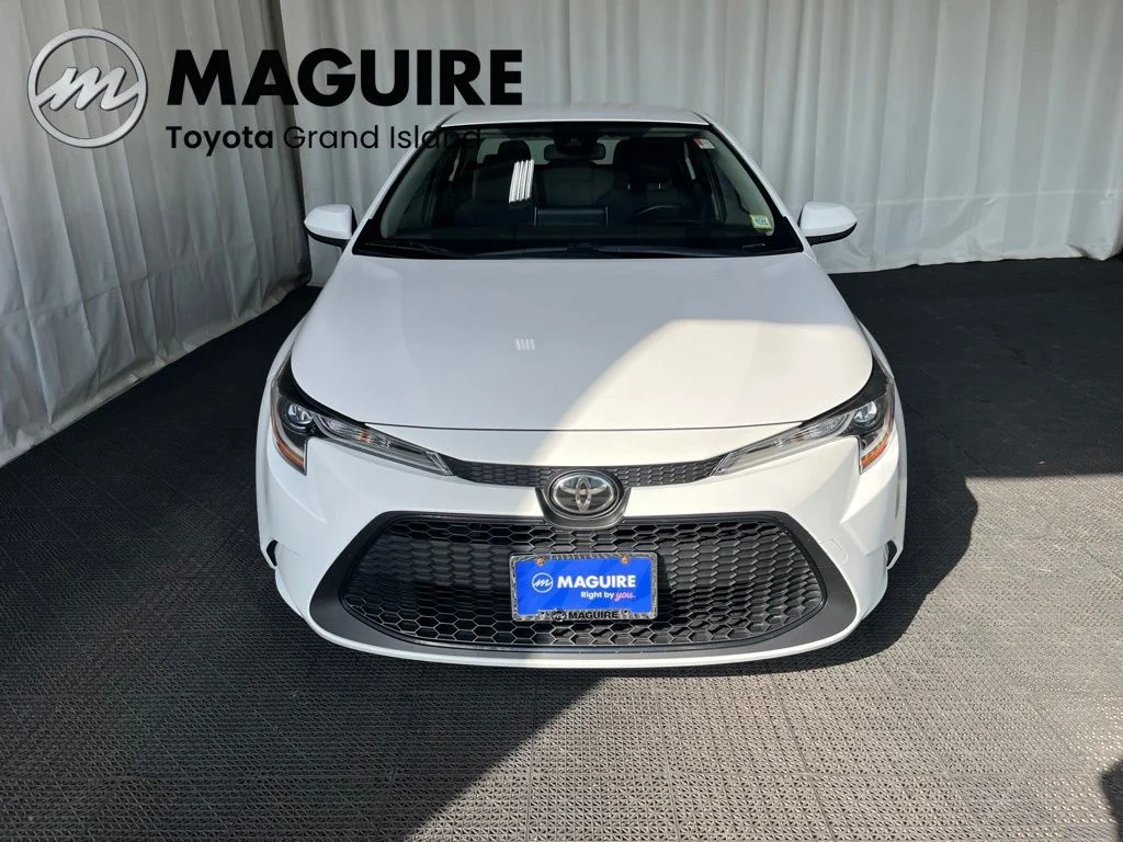 Used 2021 White Toyota LE image 33
