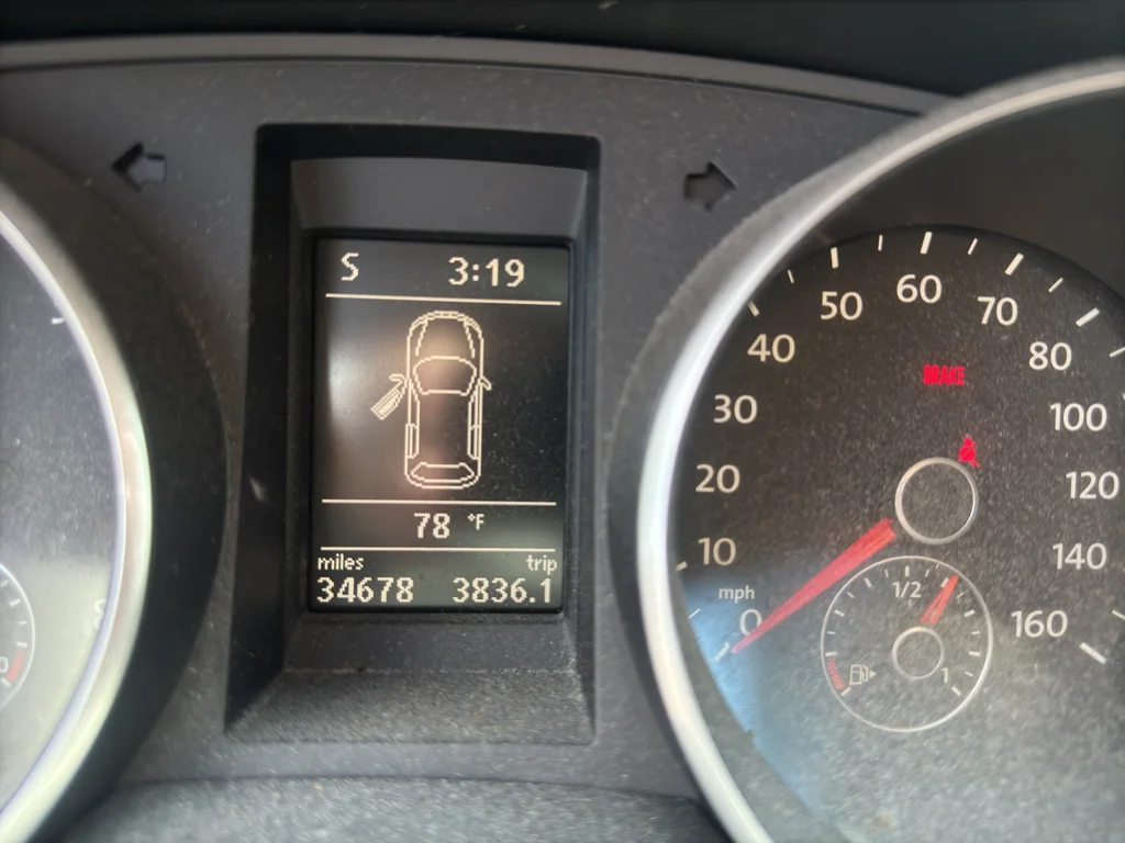 Used 2010 Reflex Silver Metallic Volkswagen 2-Door (M5) image 5