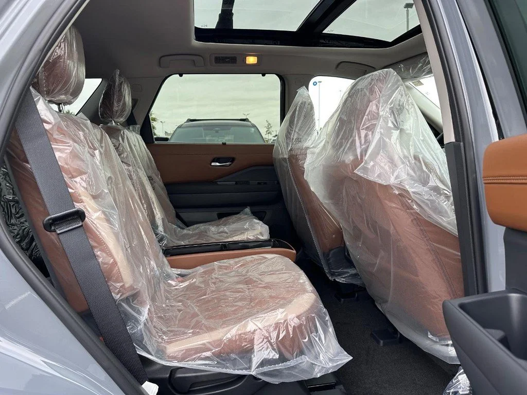 New 2026 Boulder Gray Pearl / Super Black Two-tone Nissan Platinum image 6
