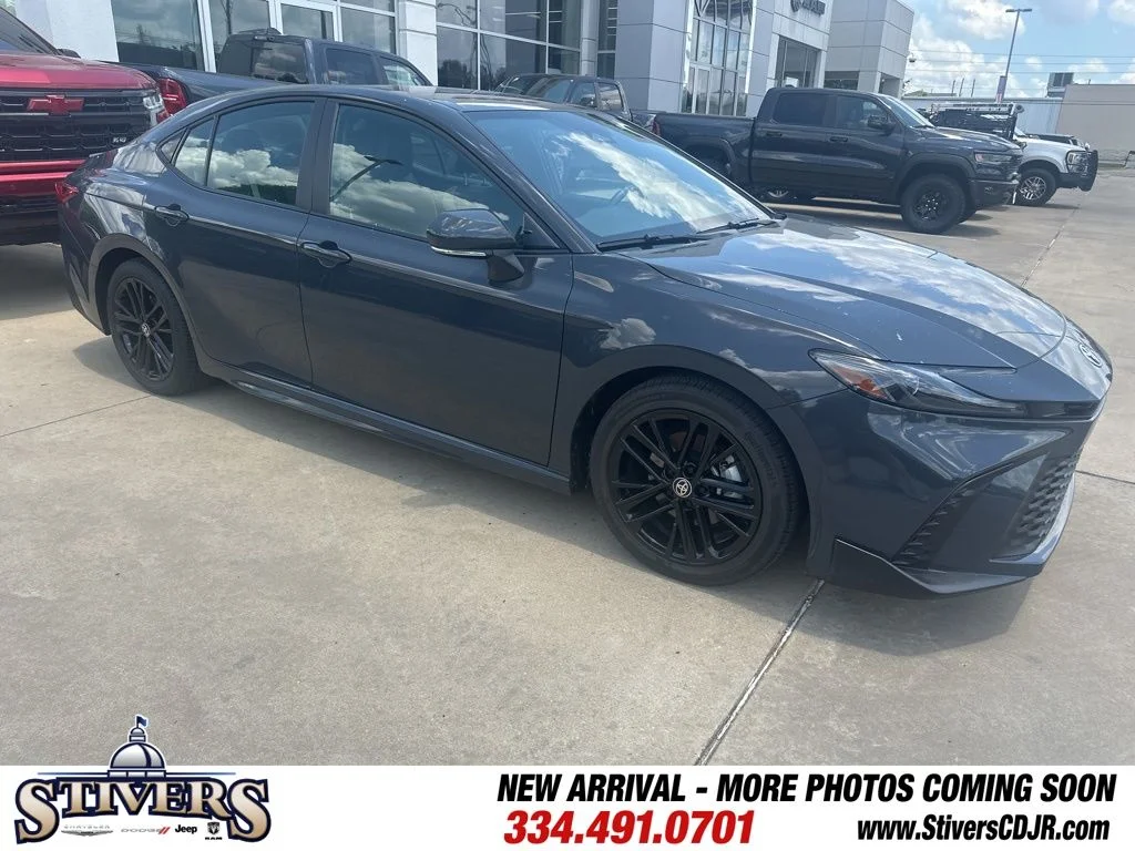 2025 Toyota Camry SE Hybrid's photo