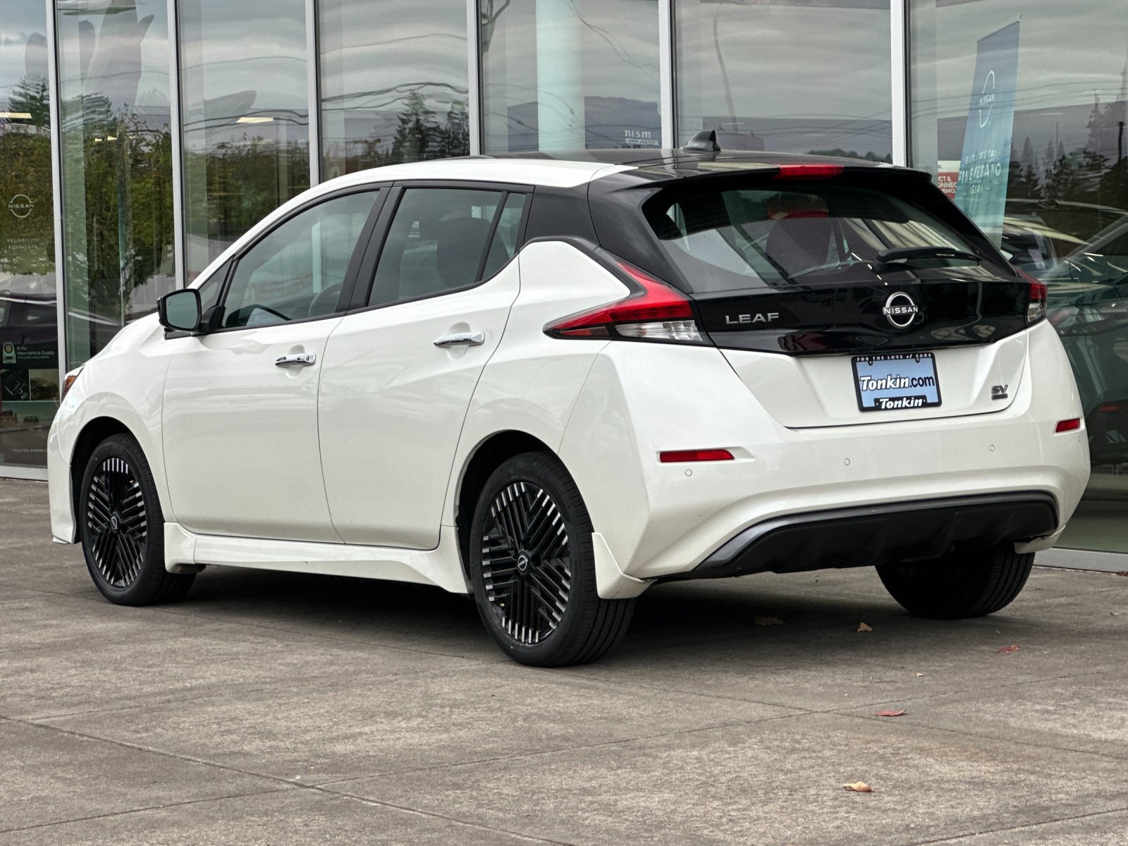 Used 2025 Super Black/Pearl White Nissan SV Plus image 5