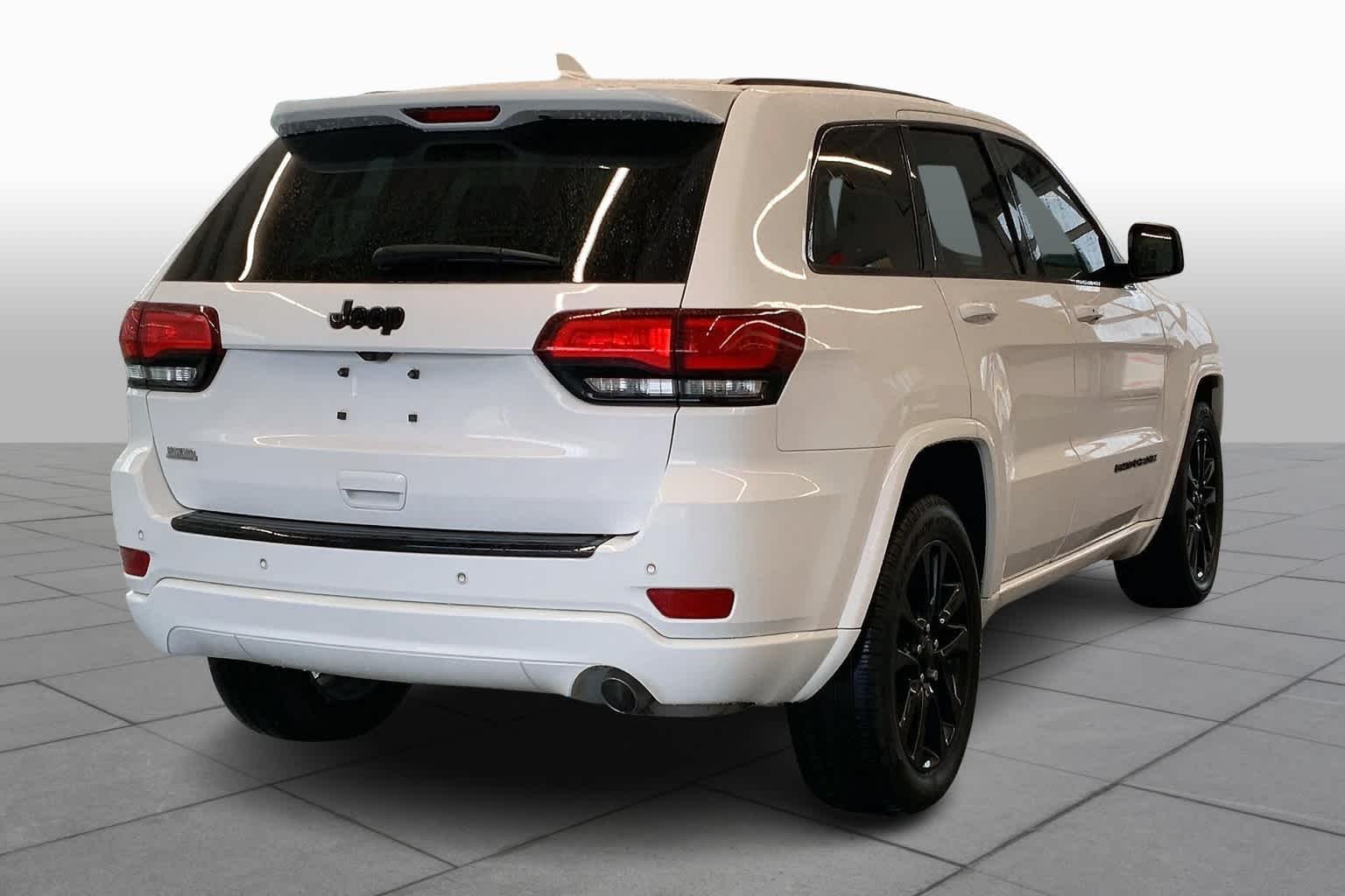 Used 2018 Bright White Clearcoat Jeep Altitude image 13