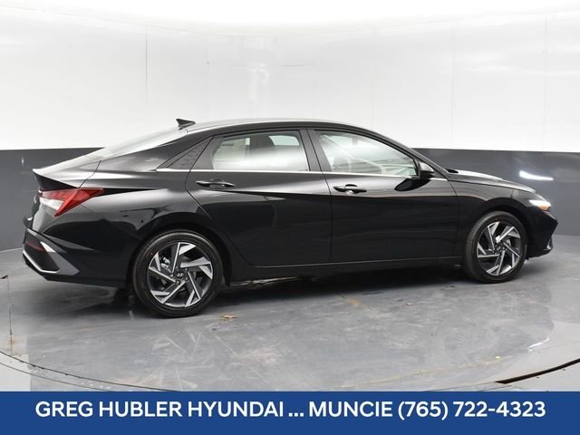 Used 2025 Black Hyundai SEL Convenience image 8