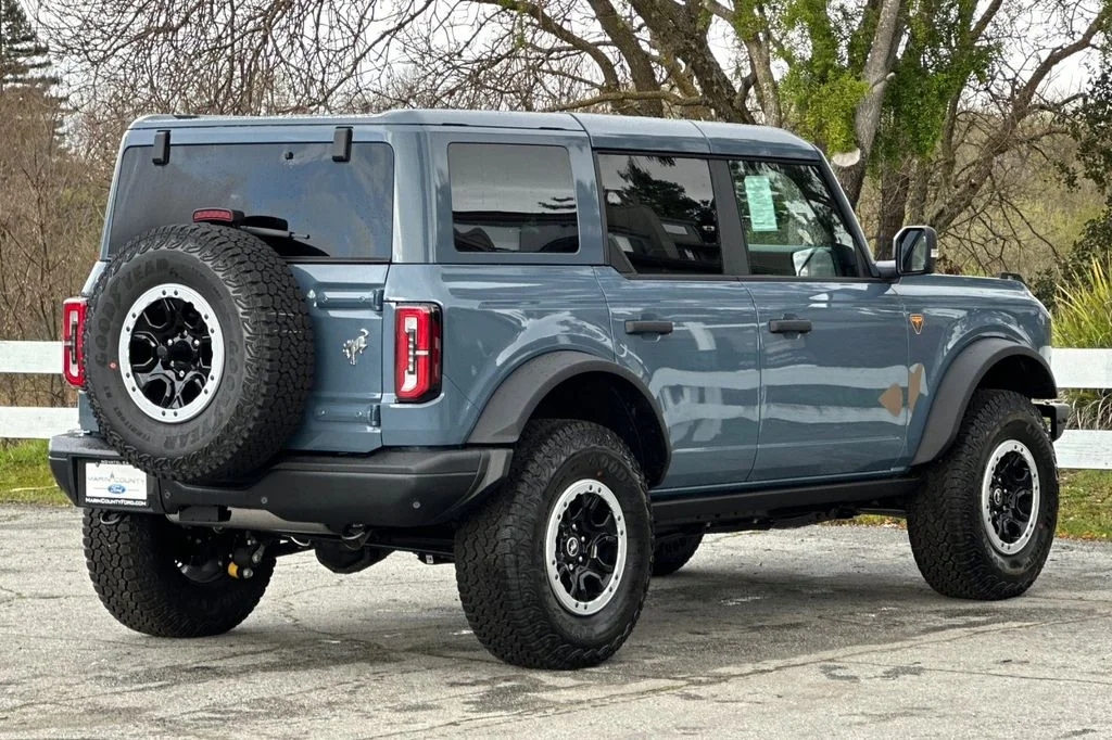 New 2025 Azure Gray Metallic Ford Badlands image 4