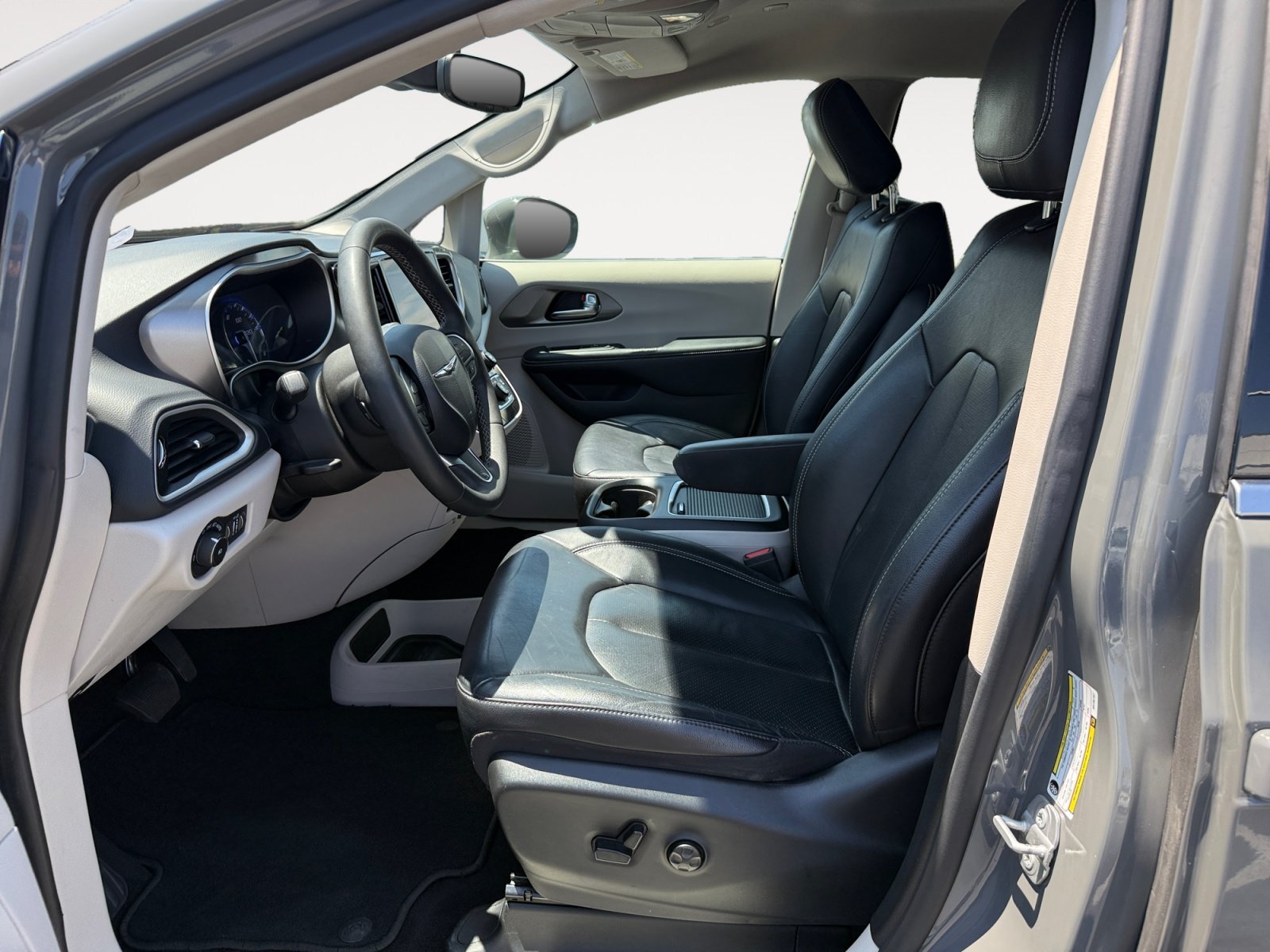 Used 2022 Ceramic Gray Clearcoat Chrysler Touring L image 10