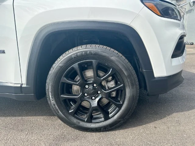 Used 2023 White Jeep Latitude image 13