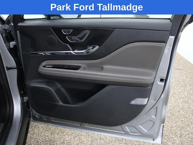 Used 2023 Radiance Metallic Lincoln Standard image 20