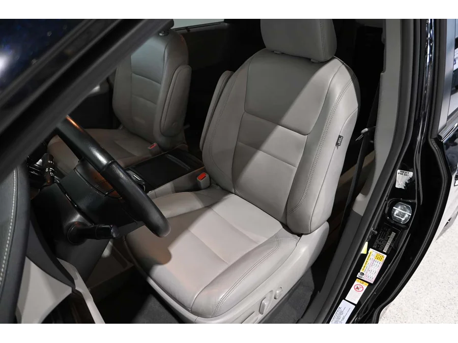 Used 2019 BLACK Toyota XLE Mobility Handicap Van image 14
