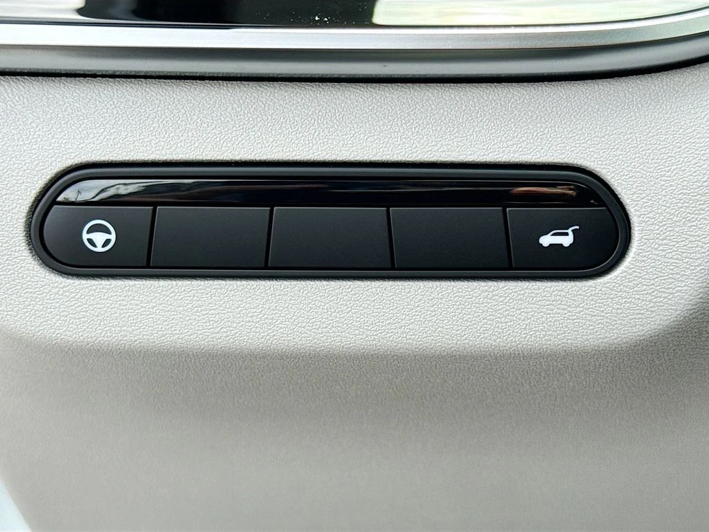 Certified Used 2026 White INFINITI LUXE image 11