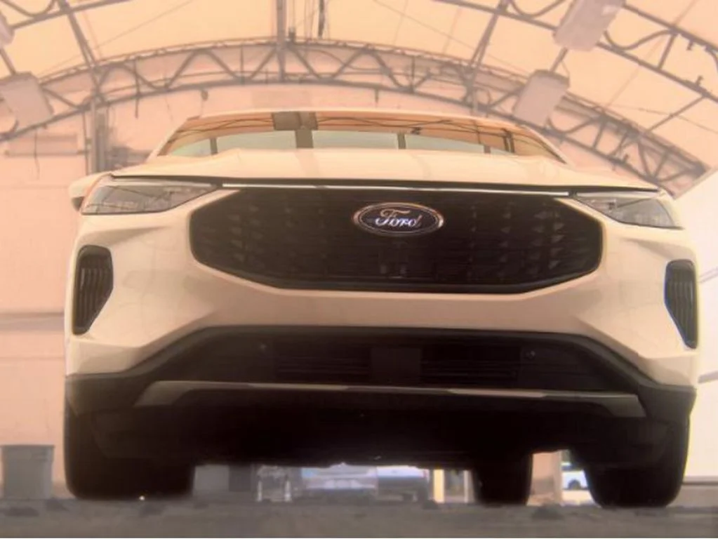 Used 2023 White Metallic Ford Active image 4