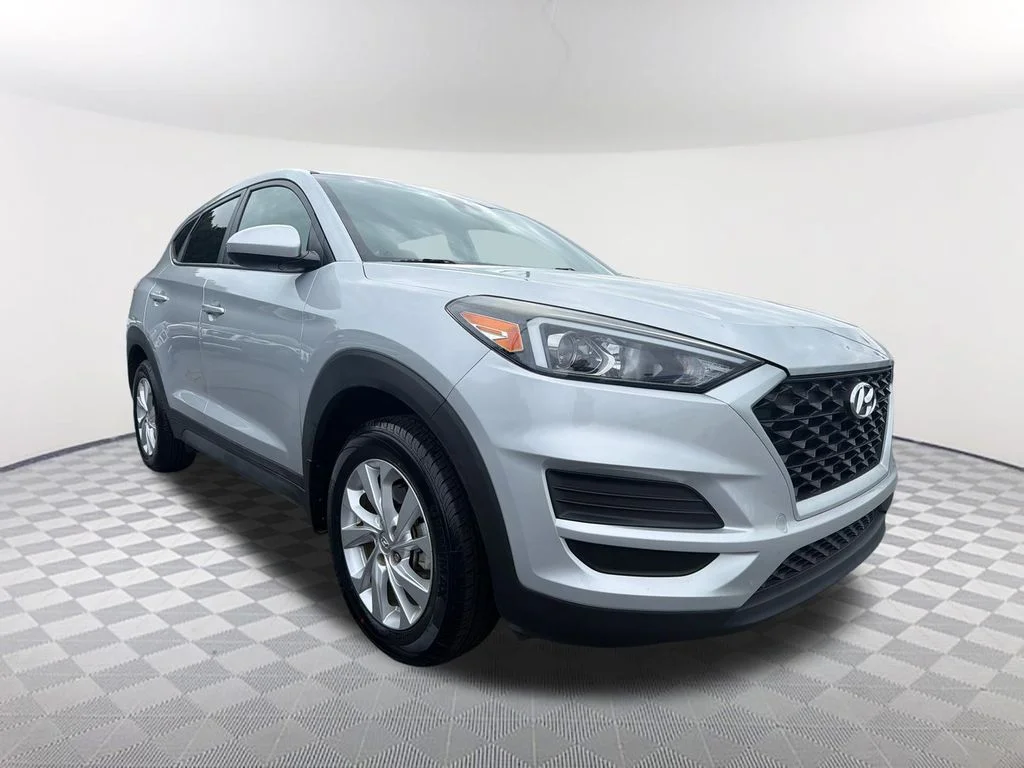 Used 2019 Silver Hyundai SE image 3