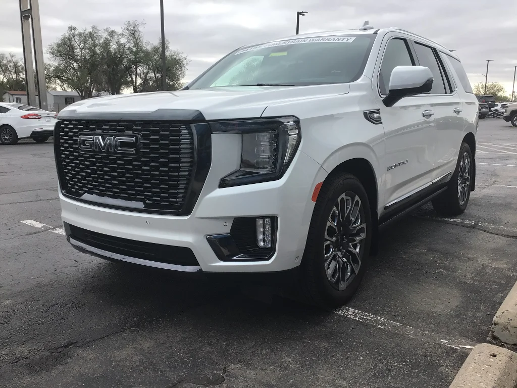 Used 2023 White Frost Tricoat GMC Denali Ultimate image 3