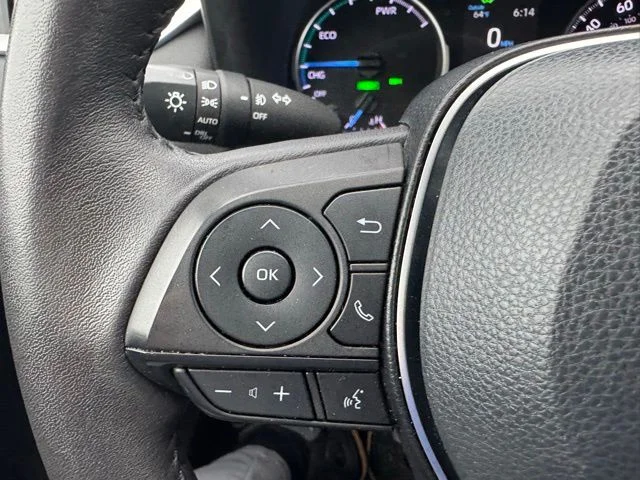 Used 2022 White Toyota XLE Premium image 21