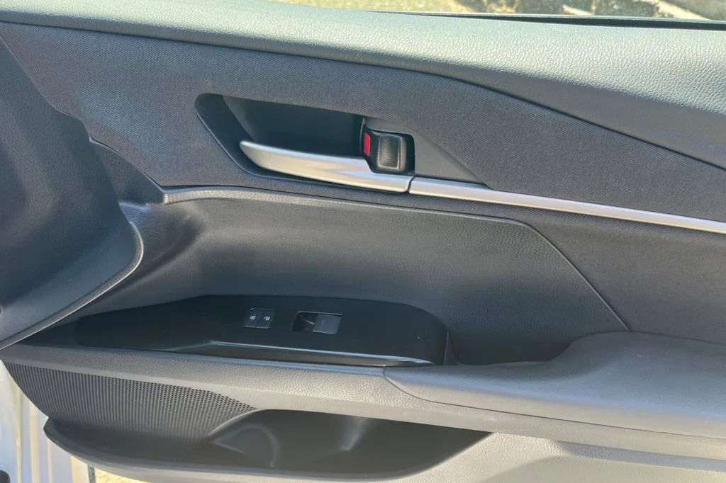 Used 2025 White Toyota LE image 25