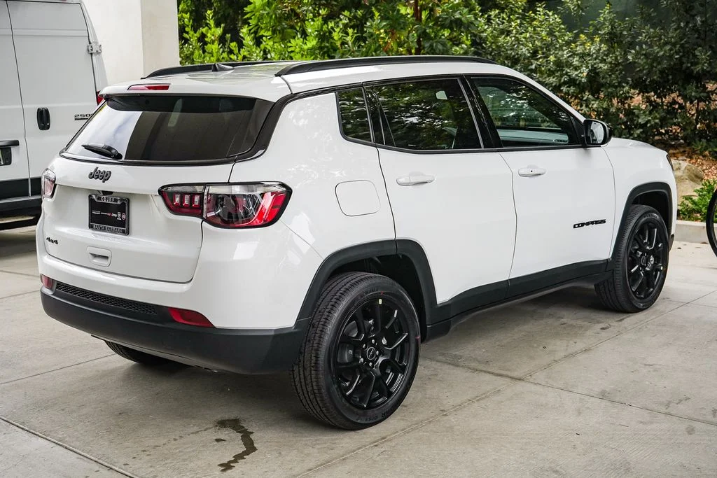 New 2026 Bright White Clear-Coat Exterior Paint Jeep Latitude image 6