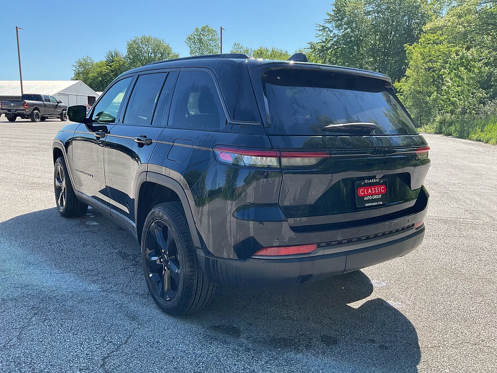 New 2026 Diamond Black Crystal Pearlcoat Jeep Limited image 5